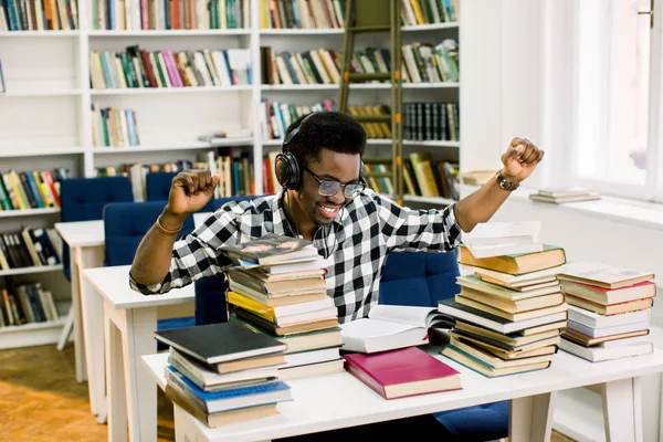 Happy Afriky Student Sedí Stolu Knihovna Rád Dokončit Vědecké Práce — Stock fotografie