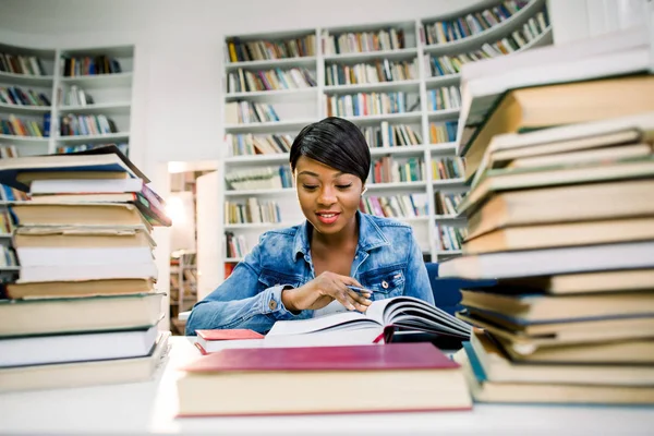 Αρκετά Εφηβικών Μαύρο Αφρικανικό Κολέγιο Κορίτσι Φοιτητής Σπουδάζει Και Διαβάζοντας — Φωτογραφία Αρχείου