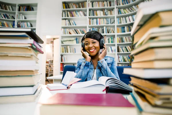 Ritratto Bella Ragazza Nera Sorriso Leggere Libri Ascoltare Cuffie Nel — Foto Stock