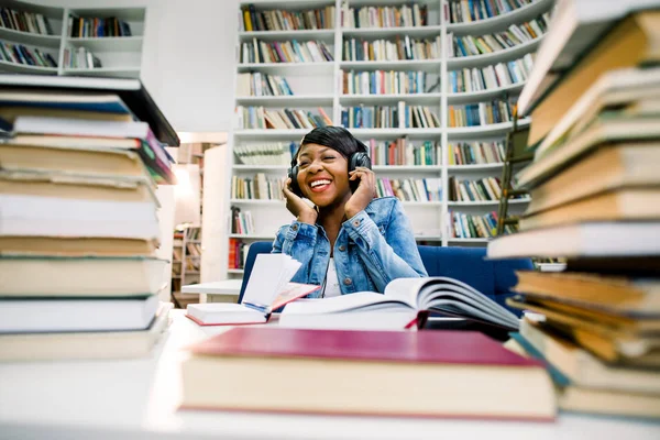 Πορτρέτο Της Όμορφο Χαμόγελο Μαύρο Κορίτσι Διαβάζουν Βιβλία Ακούστε Ακουστικά — Φωτογραφία Αρχείου