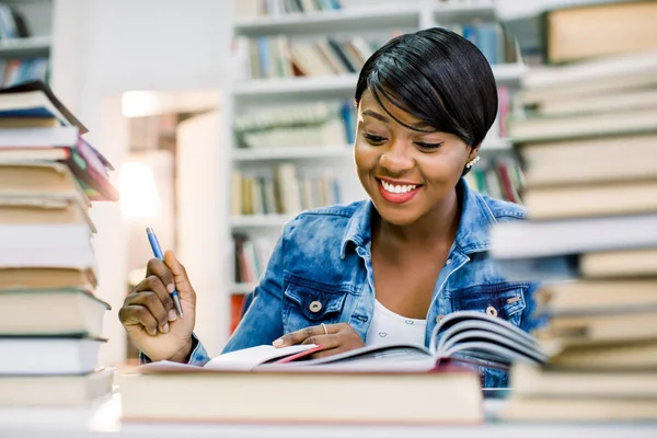 Αρκετά Εφηβικών Μαύρο Αφρικανικό Κολέγιο Κορίτσι Φοιτητής Σπουδάζει Και Διαβάζοντας — Φωτογραφία Αρχείου