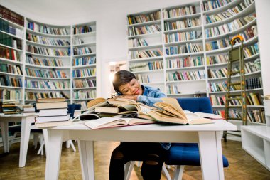 Yorgun Üniversitesi öğrenci yığılmış kitaplar kütüphane Danışma, uyku