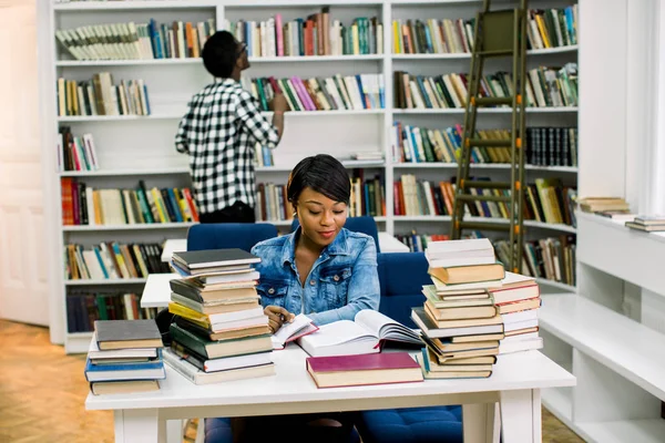 Афро Американських Молода Жінка Читання Підручник Сидять Столом Тлі Книжковій — стокове фото