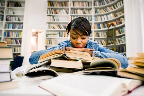 Νεαρός Αφρικανική Αμερικανική Γυναίκα Φοιτητής Κουραστεί Εργάζονται Και Σπουδάζουν Δίπλα — Φωτογραφία Αρχείου