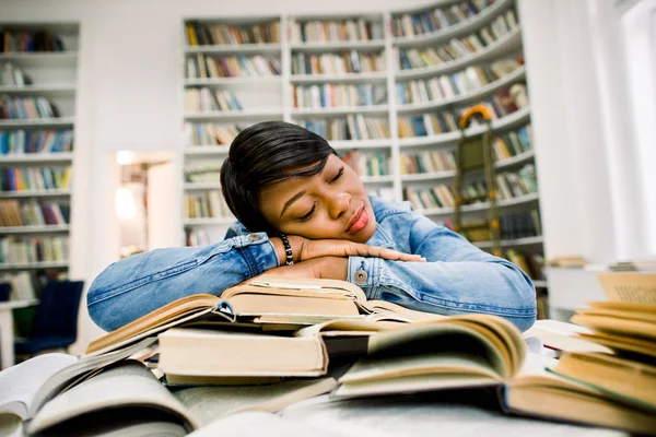 Νεαρός Αφρικανική Αμερικανική Γυναίκα Φοιτητής Κουραστεί Εργάζονται Και Σπουδάζουν Δίπλα — Φωτογραφία Αρχείου