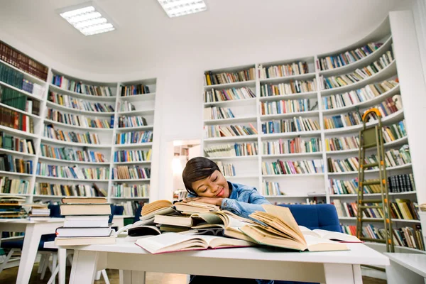 Κουρασμένος Φοιτητής Στον Ύπνο Στα Βιβλία Στοιβάζονται Στο Γραφείο Βιβλιοθήκη — Φωτογραφία Αρχείου