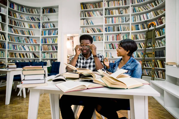 Imagen Una Joven Estudiante Africana Divertida Sentada Biblioteca Cerca Amigo — Foto de Stock