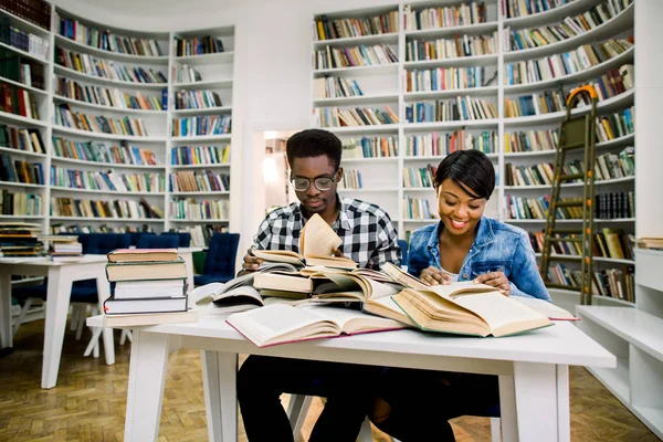Χαρούμενα Αφρικανικός Αμερικανός Σπουδαστές Αγόρι Και Κορίτσι Κάθεται Στην Πανεπιστημιούπολη — Φωτογραφία Αρχείου