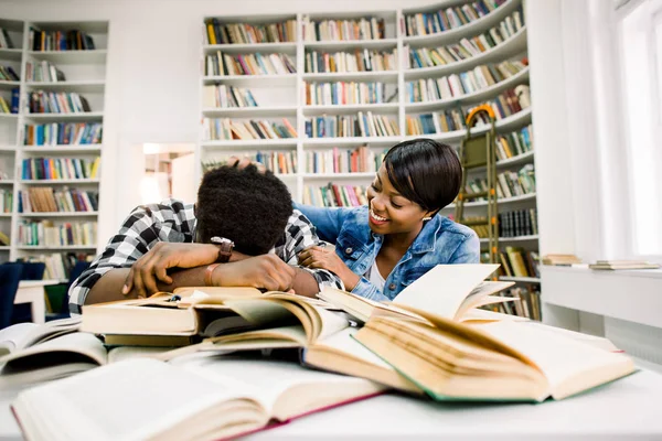 Hombres Mujeres Afroamericanos Jóvenes Biblioteca Cansados Durmiendo Una Pila Libros —  Fotos de Stock