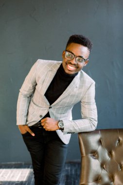 Yakışıklı neşeli Afro-Amerikan executive iş adamı