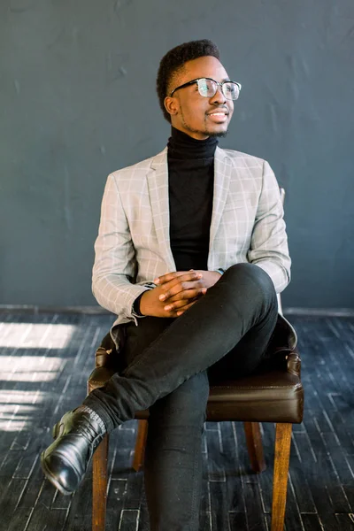 Sonriente Retrato Aislado Alegre Hombre Negocios Afroamericano Traje Elegante Gafas — Foto de Stock