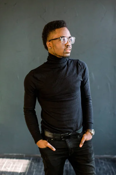 黒の背景に筋肉質のビルド立ってフィット若い男の肖像画 アフリカ系アメリカ人のフィットネスモデル — ストック写真