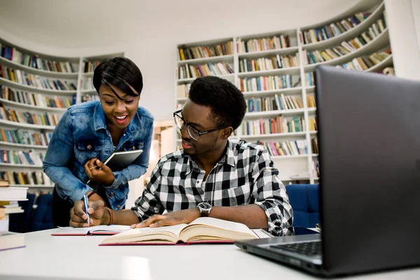 Estudiante Universitario Tomando Notas Libro Mientras Está Sentado Biblioteca Joven — Foto de Stock