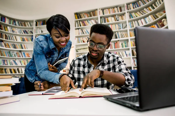 Étudiants Africains Garçon Fille Assis Ensemble Table Avec Des Livres — Photo