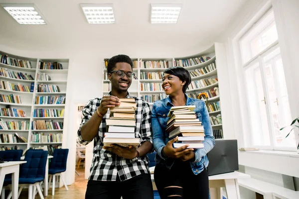 Joven Niño Africano Sonriente Niña Sosteniendo Libros Pie Juntos Fondo —  Fotos de Stock