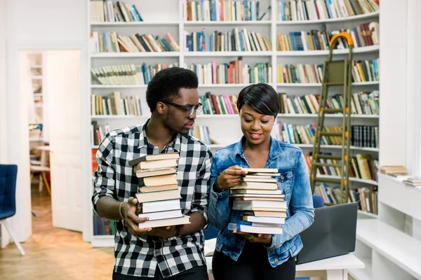 Hipster Jóvenes Afroamericanos Estudiantes Niño Niña Que Estudian Biblioteca Universidad —  Fotos de Stock