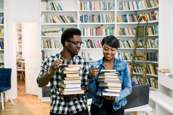 Hipster Jovens Estudantes Afro Americanos Menino Menina Estudando Biblioteca Universidade — Fotografia de Stock