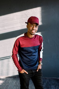 Afrika erkek moda model kırmızı beysbol şapkası giymiş