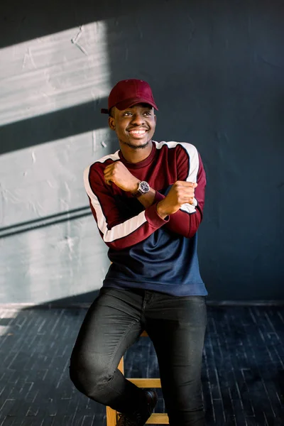 Портрет Збудженого Молодого Африканця Простягнутими Руками Сміючись Одягнений Червоний Светр — стокове фото