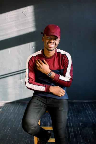 Portret Van Enthousiast Jonge Afrikaanse Man Met Armen Gestrekt Lachen — Stockfoto