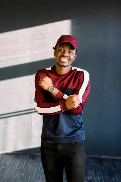 Stijlvolle Afro Guyportrait Van Een Afro Amerikaanse Hipster Man Gekleed — Stockfoto