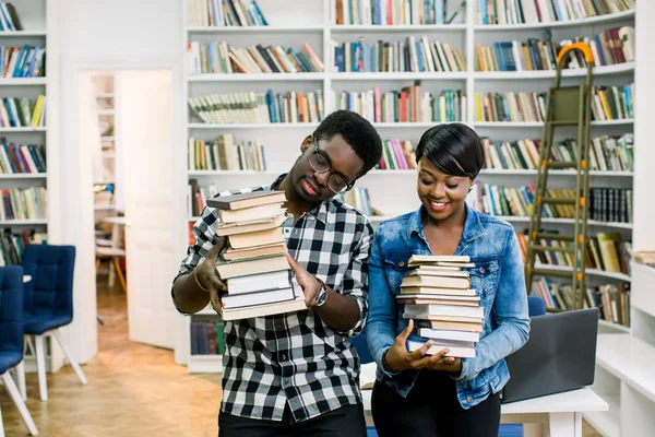 Feliz Afroamericano Estudiantes Chico Chica Estudiando Biblioteca Celebración Libros Divertirse —  Fotos de Stock