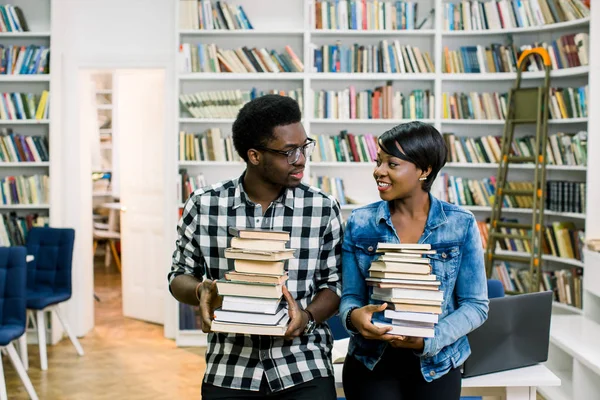 Ευτυχισμένος Αφρικανικός Αμερικανός Σπουδαστές Αγόρι Και Κορίτσι Σπουδάζει Στη Βιβλιοθήκη — Φωτογραφία Αρχείου