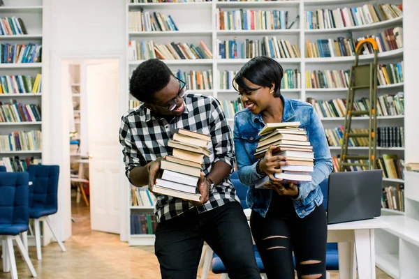 Estudiantes Afroamericanos Estudiando Juntos Una Biblioteca Sonriendo Sosteniendo Libros —  Fotos de Stock