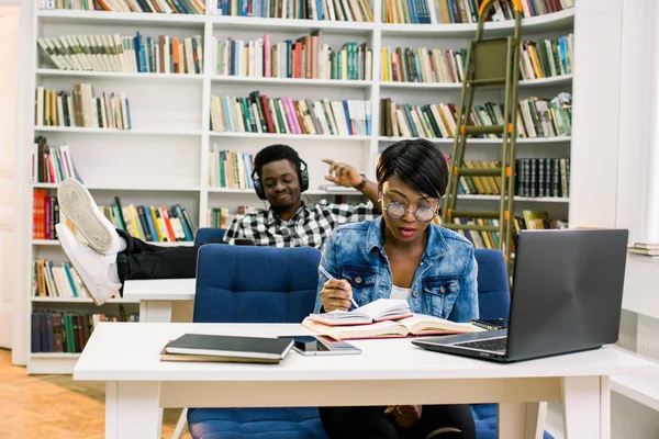 Des Étudiants Afro Américains Bibliothèque Fille Travaille Dans Une Bibliothèque — Photo