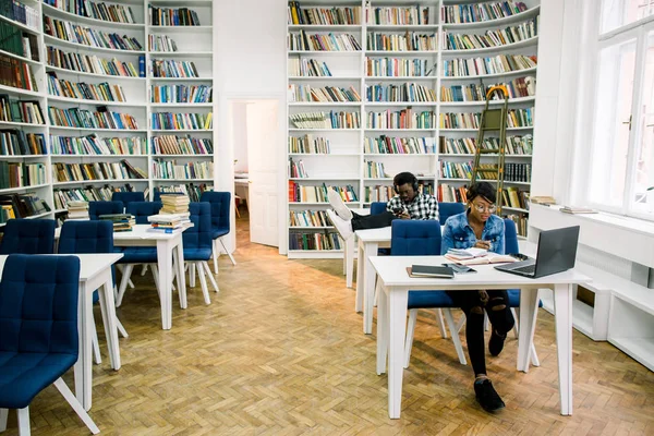 Estudantes Afro Americanos Que Trabalham Duro Trabalham Biblioteca Divertem Muito — Fotografia de Stock