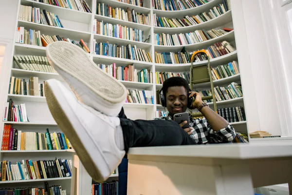 Mooie Jonge Afrikaanse Student Zitten Aan Een Bureau Aan Een — Stockfoto