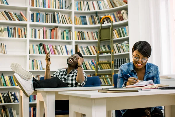 Hermosos Estudiantes Afroamericanos Trabajan Biblioteca Chica Sonríe Trabaja Con Portátil —  Fotos de Stock
