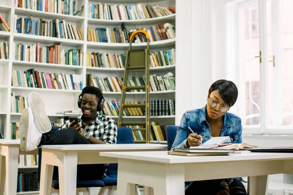 Güzel Afrikalı Amerikalı Öğrenciler Kütüphanede Çalışırlar Kız Gülümsüyor Laptop Çalışma — Stok fotoğraf