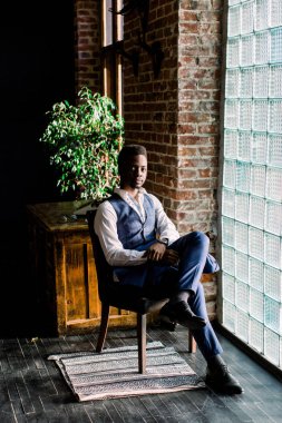 Genç işadamı esmer işini daha önce pencere rahat düşünüyorum