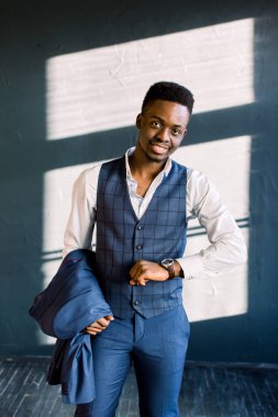 Otel odasında mavi ceket ile Afrika kökenli Amerikalı işadamı gülümseyen