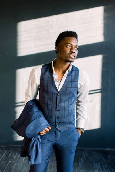 Mosolyogva Afro Amerikai Üzletember Szállodai Szobában Kék Kabát — Stock Fotó