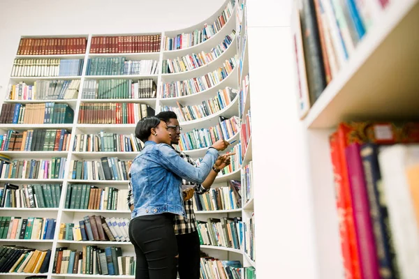 Νεαρός Κολλεγίου Αφροαμερικάνικης Μαθητές Λαμβάνοντας Βιβλίο Από Ράφι Βιβλιοθήκης Όμορφος — Φωτογραφία Αρχείου