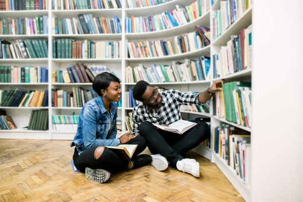 Красива Афро Американських Студентів Працювати Бібліотеці Дівчина Посмішки Працювати Ноутбуком — стокове фото