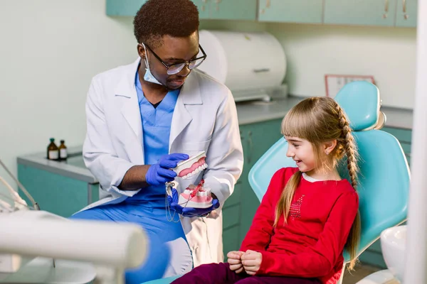 Pequeño Paciente Consultorio Del Dentista Joven Dentista Afroamericano Hablando Con —  Fotos de Stock