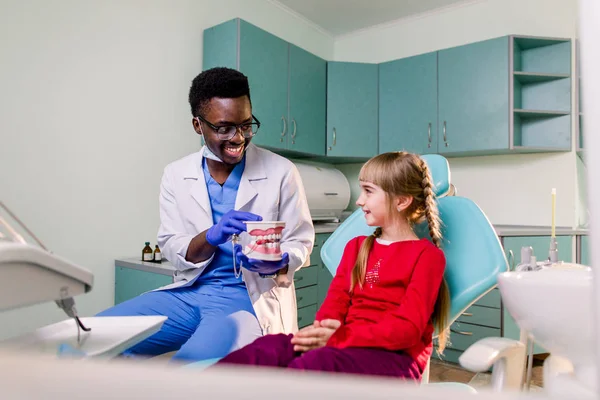 Dentista Africano Muestra Cómo Cepillar Los Dientes Una Pequeña Niña —  Fotos de Stock