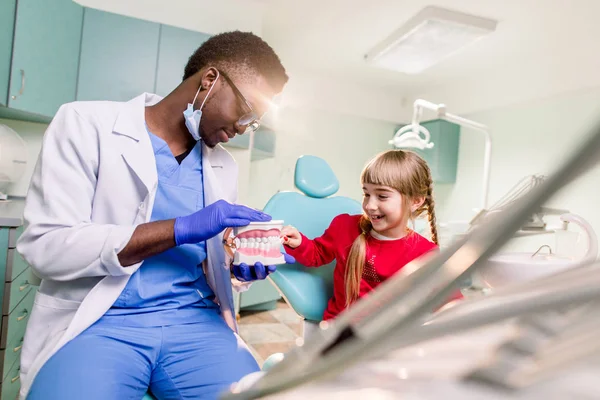 Menina Cadeira Dentista Divertindo Enquanto Escova Dentes Com Médico Afro — Fotografia de Stock