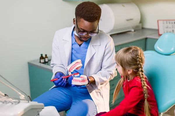 Молодая Красивая Девушка Стоматологическом Кабинете Африканский Детский Стоматолог Осматривает Зубы — стоковое фото