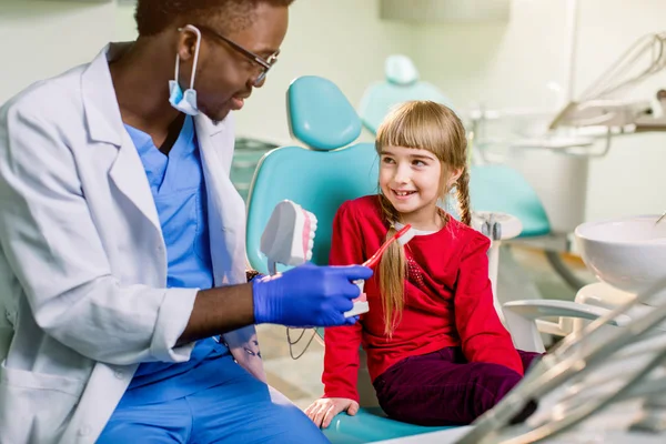 Dentista Examina Dentista Menina Profilaxia Cárie Dentes Leite Pediatria — Fotografia de Stock
