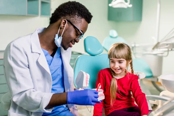 Dentista Examina Dentista Menina Profilaxia Cárie Dentes Leite Pediatria — Fotografia de Stock