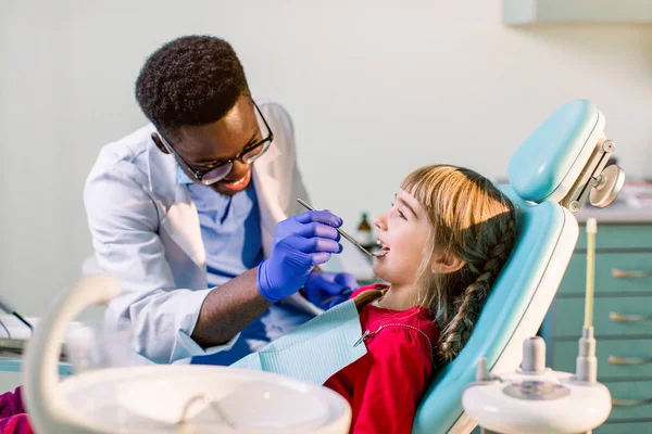 Dentista Masculino Negro Étnico Afroamericano Con Guantes Látex Azul Comprobando —  Fotos de Stock