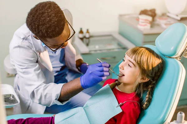 Odontologia Infantil Odontologia Pediátrica Estomatologista Afro Americano Está Tratando Dentes — Fotografia de Stock
