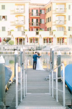 Sirmione'da Rocca Scaligera şaşırtıcı resimsel görünümüyle. İtalya ve genç bir çift yürüyüş ve poz aşık