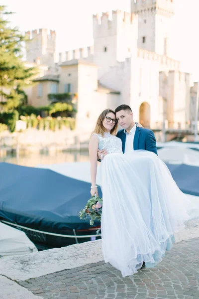 Casal Romântico Apaixonado Divertindo Abraçando Rindo Sirmione Itália Amor Itália — Fotografia de Stock