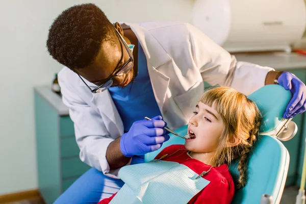 Uma Criança Recepção Dentista Reparação Dentes Close Odontologia Infantil — Fotografia de Stock