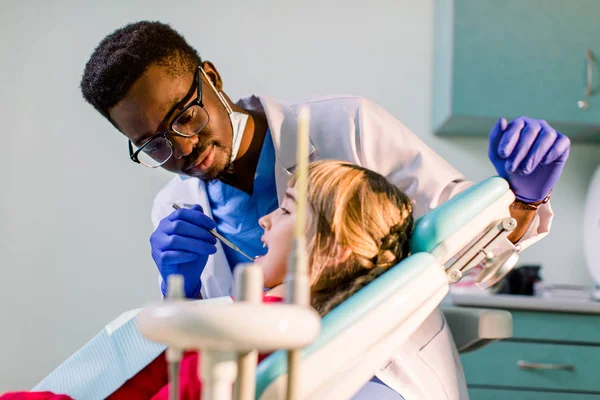 Uma Criança Recepção Dentista Reparação Dentes Close Odontologia Infantil — Fotografia de Stock